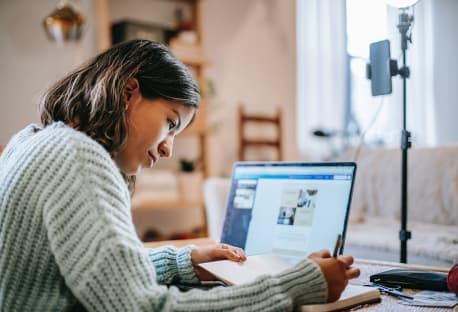 mision woman on computer